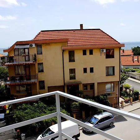 Къща за гости Maris Обзор